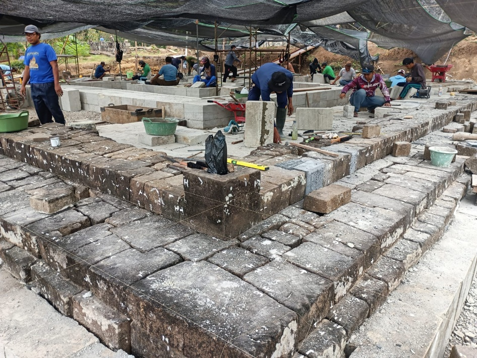Pembongkaran bagian kaki Stupa Dawangsari